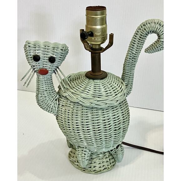 Vintage Wicker Cat Basket Lamp 1970s Mid Century WORKING Light - Plug In - 11 In - Picture 1 of 10